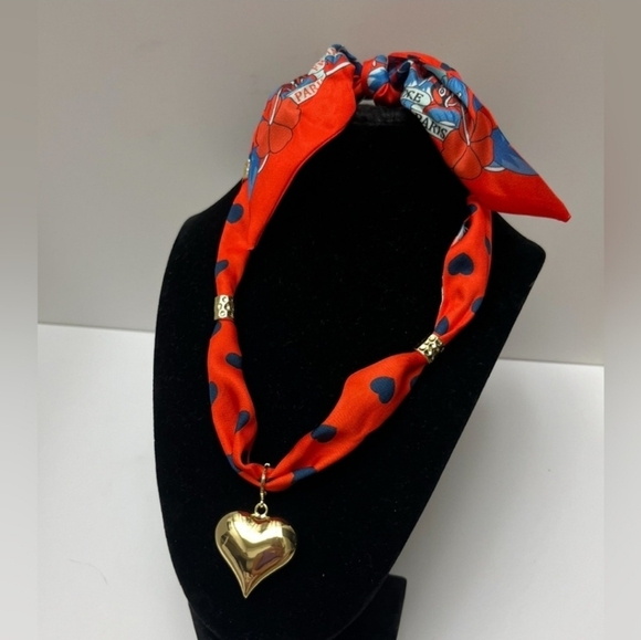 🔹️ Gemelli 🔹️beautiful Adjustable Satin Scarf Necklace with Heart Pendant - Picture 6 of 6